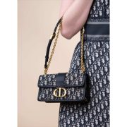 ⁦Montaigne East-West Bag with Chain 30⁩ – תמונה ⁦5⁩