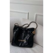 ⁦CHANEL 22 SMALL HANDBAG⁩ – תמונה ⁦3⁩