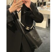 ⁦SMALL BUCKET CUIR TRIOMPHE IN SMOOTH CALFSKIN⁩ – תמונה ⁦2⁩
