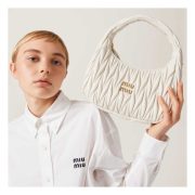 ⁦Wander matelassé nappa leather hobo bag⁩ – תמונה ⁦4⁩