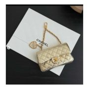 ⁦CHANEL Matelasse bag charm⁩ – תמונה ⁦3⁩