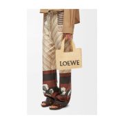 ⁦Small LOEWE Font tote in raffia⁩ – תמונה ⁦2⁩