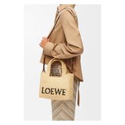 ⁦Small LOEWE Font tote in raffia⁩ – תמונה ⁦3⁩