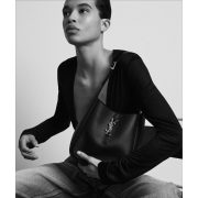 ⁦LE 5 À 7 SUPPLE SMALL IN GRAINED LEATHER⁩ – תמונה ⁦5⁩